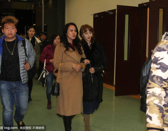 郑爽与妈妈共同出席活动 母女二人似姐妹