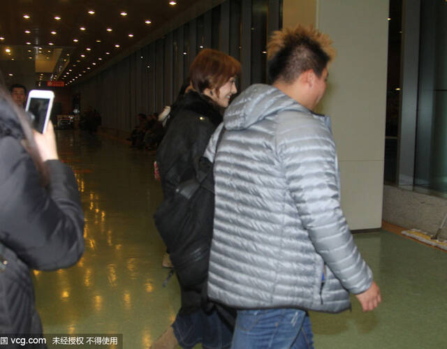 郑爽与母亲离开.