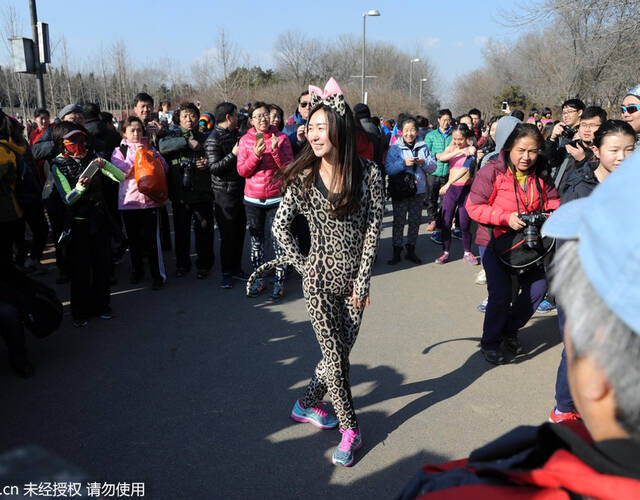 当日,"光猪跑"参赛者身着泳衣,短裤等开跑,倡导亲近自然的健康生活