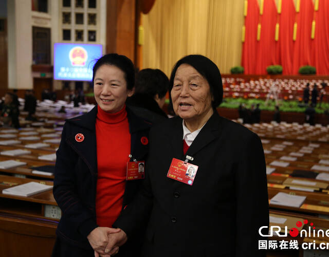 女人大代表代表申纪兰出席全国人代会(右) 摄影:邓晨曦