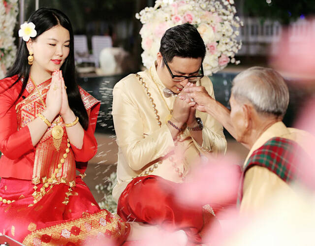 《一路上有你》曝老挝婚礼照 李湘穿金戴银打扮贵气