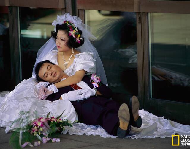 幸福入睡 | 参加完一场盛大的结婚典礼后,一个台湾新郎幸福的睡着了.