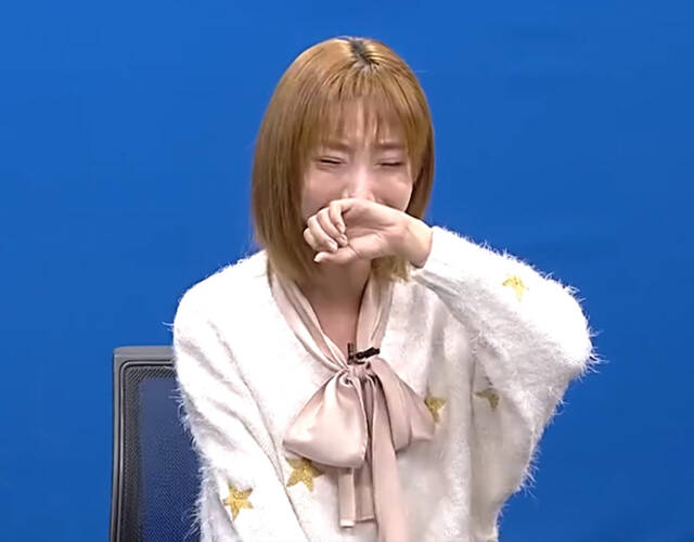 女主播郭mini就脱衣门道歉 捂脸大哭