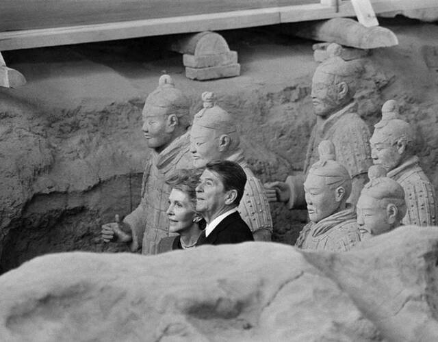 1984年4月29日,南希与里根参观秦始皇兵马俑.