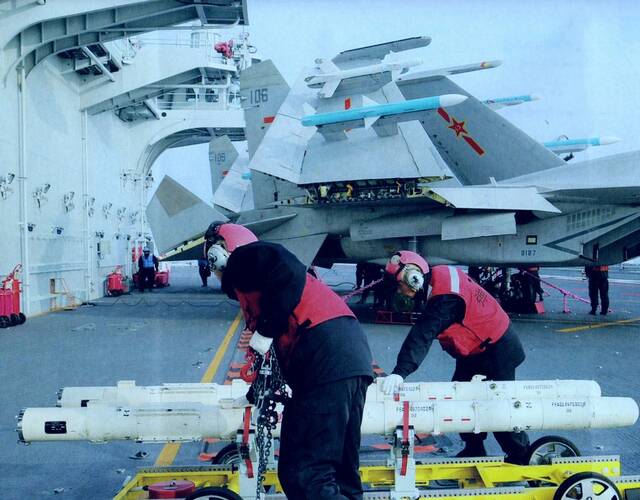 辽宁舰歼15舰载机挂弹画面罕见曝光 专业有范