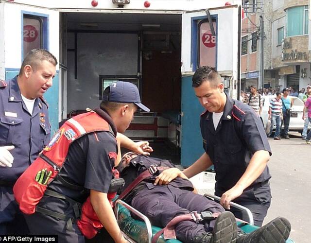 图为受伤的警察.