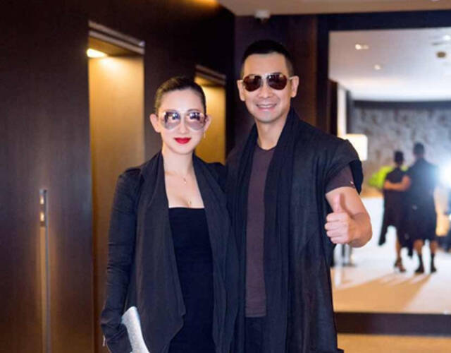 张丹露大秀美腿,韵味十足,夫妻俩脸上都洋溢着幸福的笑容.