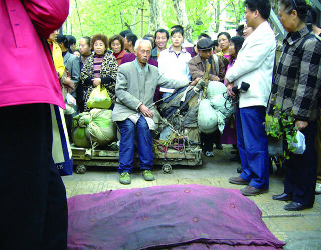 他說因為兒子車禍身亡,兒媳改嫁,他只有孤身帶著小女孩出來流浪.