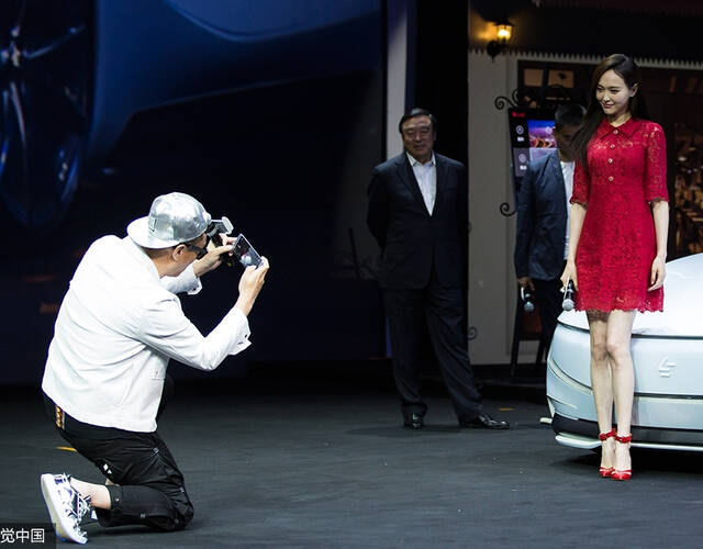 孙红雷跪地拍唐嫣