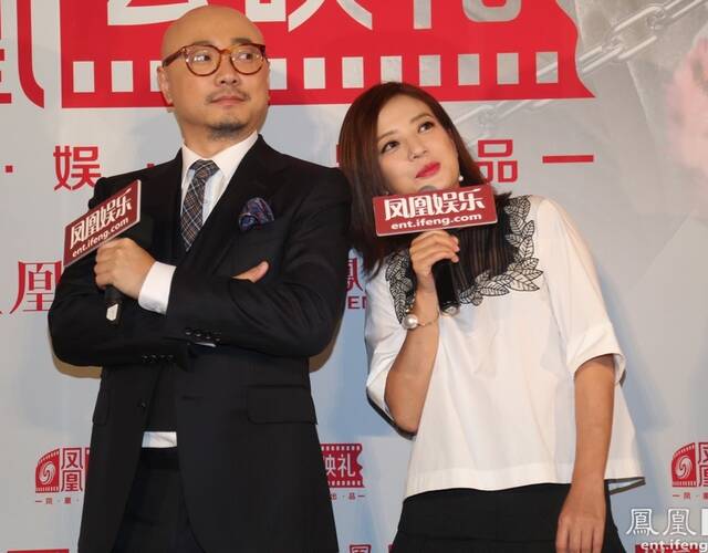 赵薇片场独驾电动车 口罩遮面全副武装