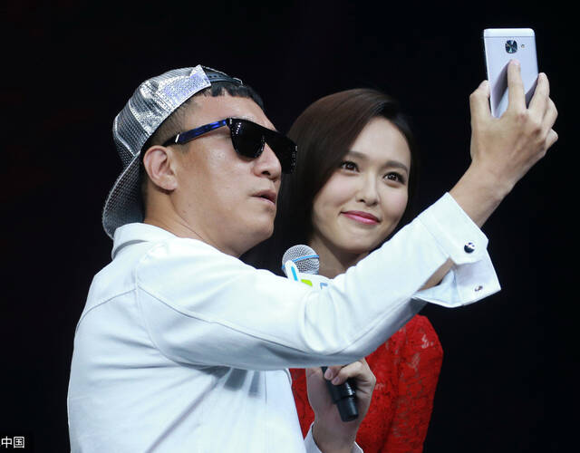 孙红雷跪地拍唐嫣