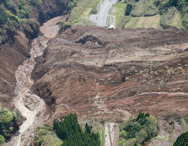 图为2016年4月14日日本熊本地震引发山体滑坡.