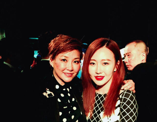 图为潘阳和胡军合影.