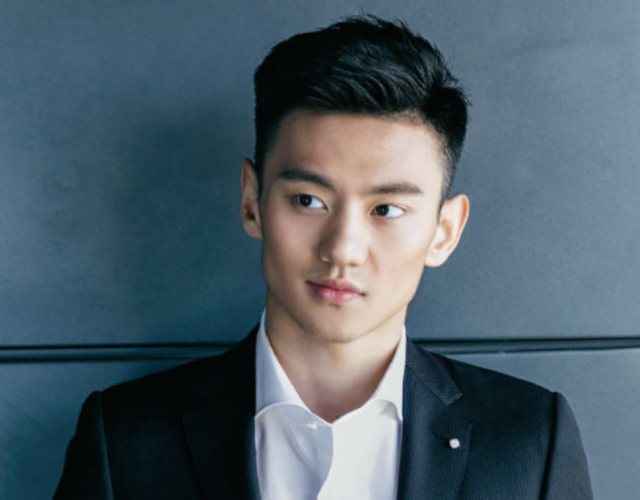 宁泽涛穿西装魅力爆棚 秒变霸道总裁