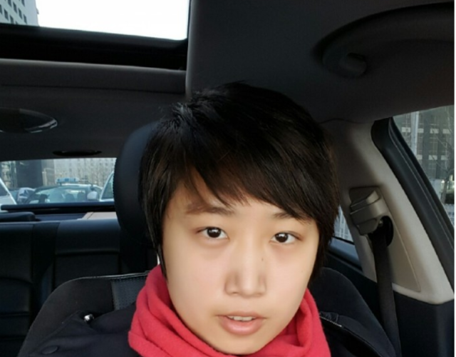 已经退役的乒乓球名将郭跃最近在微博上接连晒自拍,她又换回短发造型