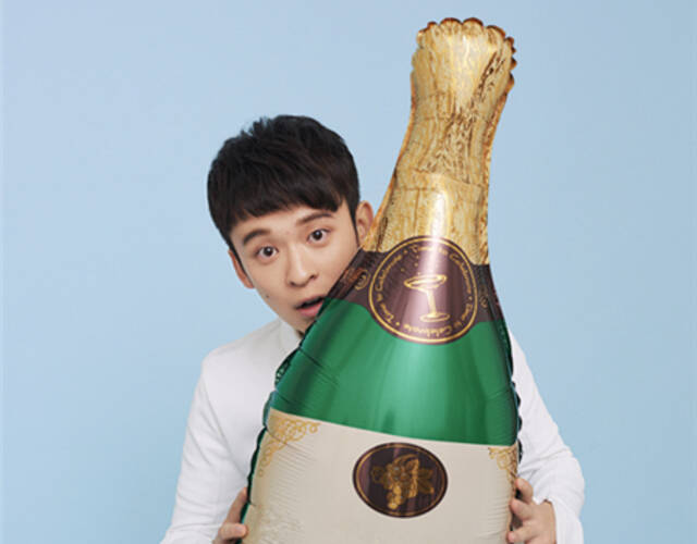 董子健抱酒瓶抱枕.