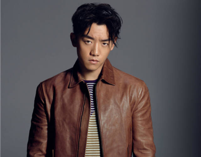 郑恺曝棕色皮衣时尚写真 酷炫十足展型男魅力