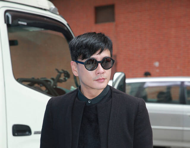 黄宗泽缺席胡杏儿大婚 为亡父打点后事难掩愁容