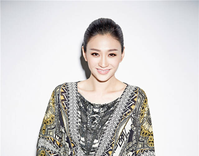 李小冉最新杂志大片曝光 演绎优雅女神范儿