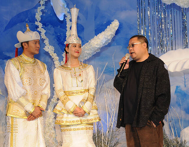 导演高群书担任证婚人并致辞.