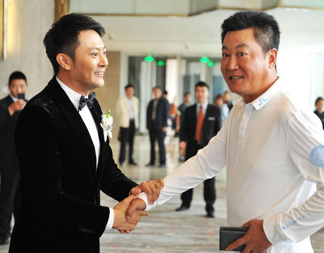 赵宝刚前来道贺.