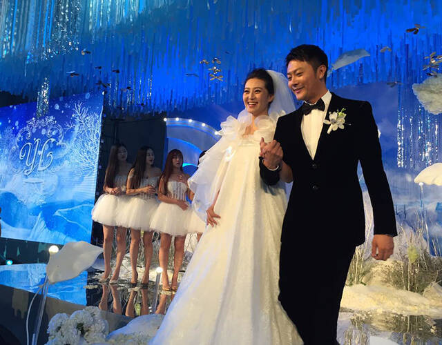 印小天今日结婚,带着老婆.和孩子!