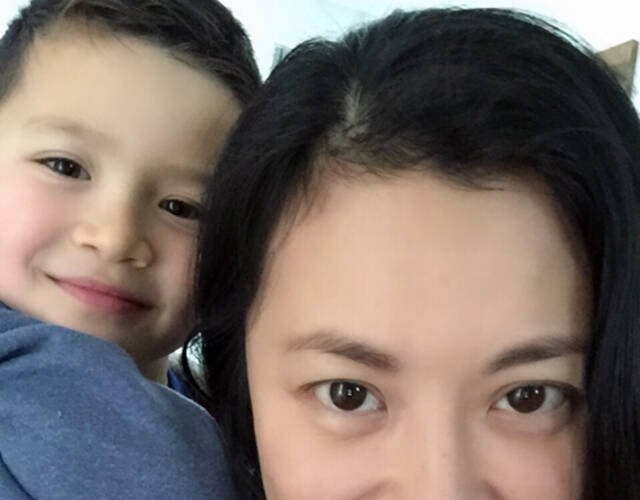 前央视女主播姜丰晒混血龙凤胎 母子三人合影温馨