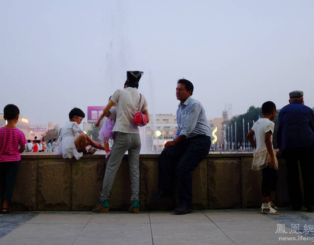 吐鲁番铜锣湾商业广场,居民们在晚饭后出来散步休息.