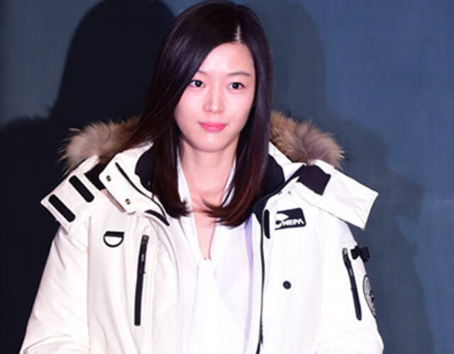 怀孕6个月的全智贤依然女神范儿十足,虽大衣遮肚,大长腿依旧吸睛.