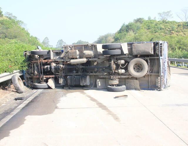 货车爆胎侧翻 160瓶煤气罐滚落高速路