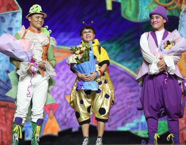 10月17日,由"金龟子"刘纯燕领衔主演的儿童剧《金龟子城堡之神秘式珑