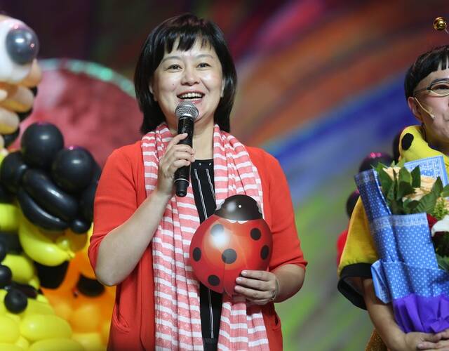 《金龟子》北京义演 何炅意外现身金龟子激动落泪