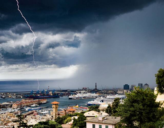 图为意大利热那亚海滨的狂风暴雨.
