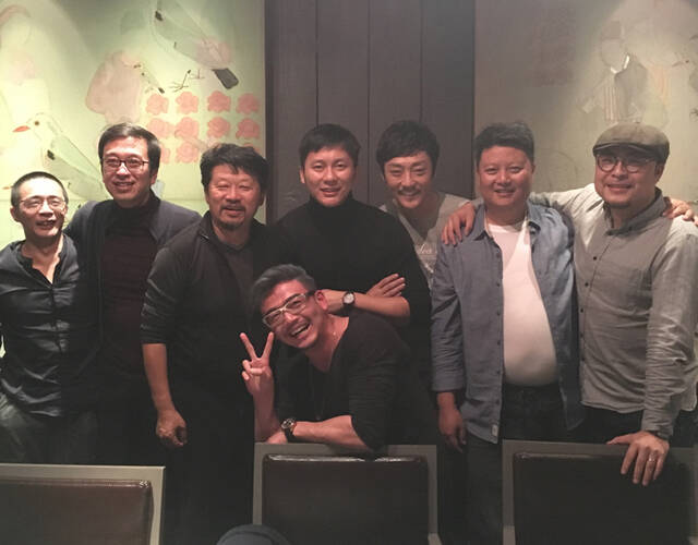 靳东李晨祖峰等好友聚会 刘涛万绿丛中一点红