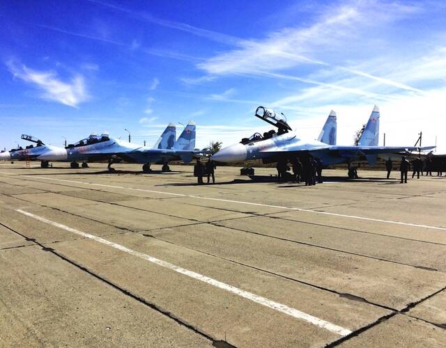 两架Су-30СМ(苏-30sm)战斗机,部署在米列罗沃机场(罗斯托夫地区)