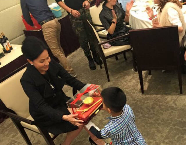 认康康当干儿子心情靓 刘嘉玲上街扫货收鲜花