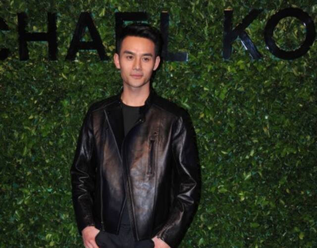 杨幂着镂空裙甜笑 王凯穿皮衣帅气