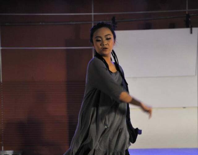 林妙可画烟熏妆排练音乐剧 表情认真