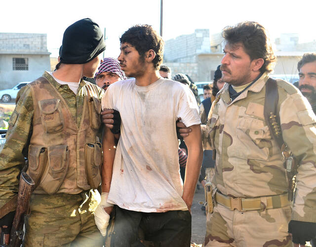 派武装在以美国为首的联军的空中支持下对"伊斯兰国"极端组织展开进攻