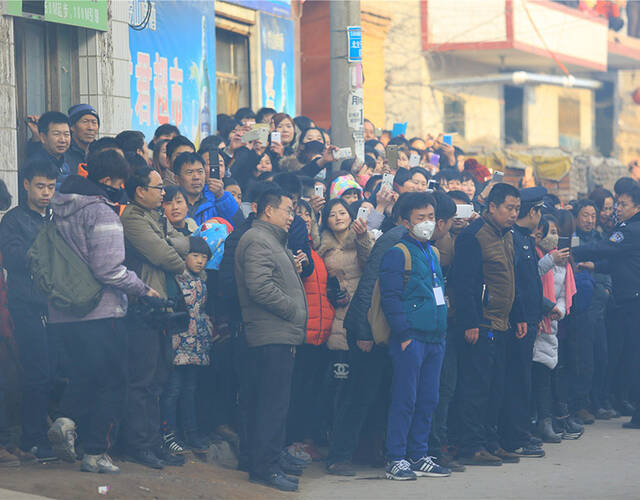 杜淳携父亲回乡录节目 引热情村民拦车围观