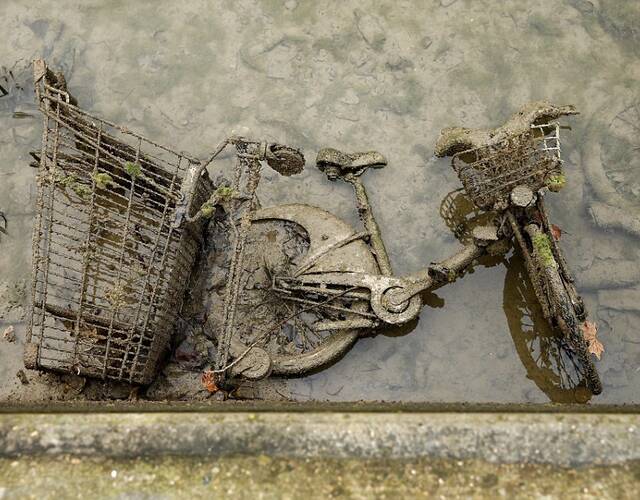 巴黎运河里捞出一堆破烂儿