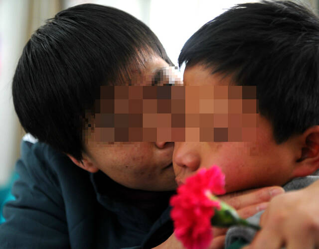 狱中相见,母亲抱着儿子亲个不停