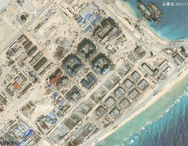 南沙永暑礁高清卫星图:除了机场 还有足球场