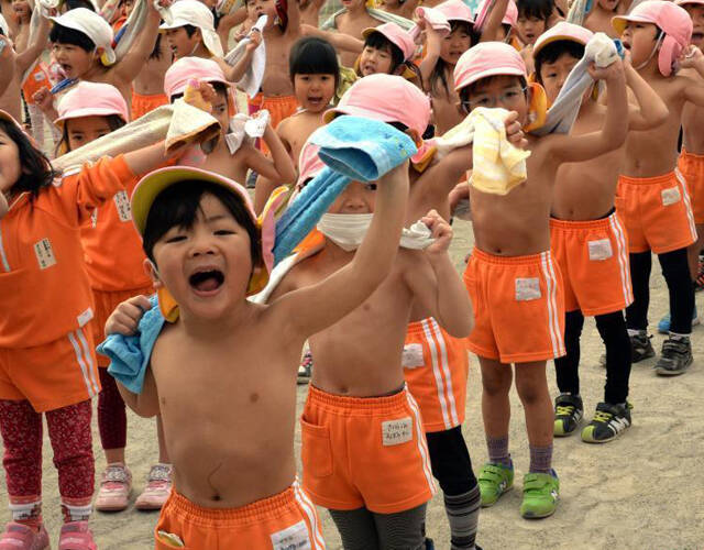 该幼儿园每年中的这一天都会组织这种锻炼来提升小朋友们的身体素质.