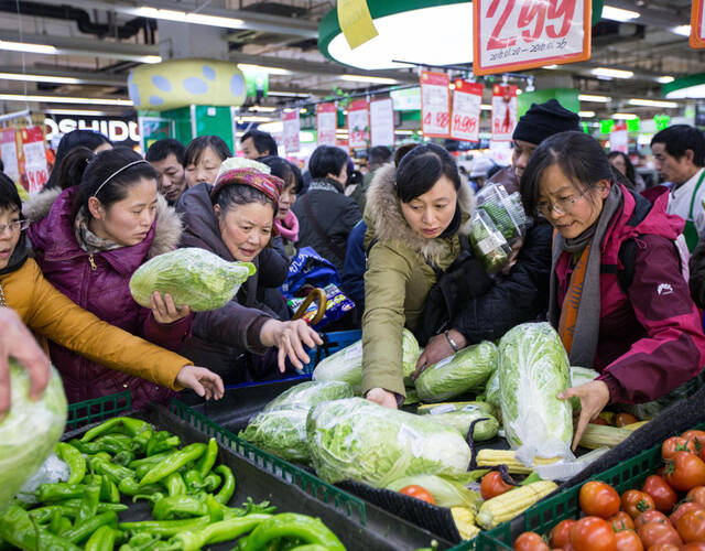 据了解,农贸市场和超市等蔬菜销售点已贮备大量蔬菜,保障市民购买需求