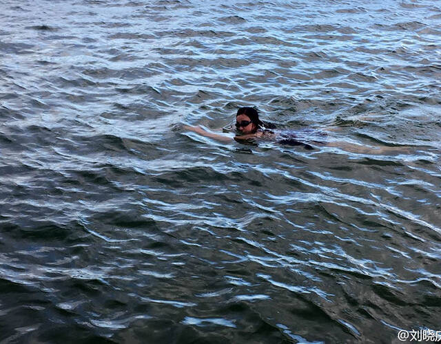 61岁刘晓庆下海游泳 秀丰满好身材