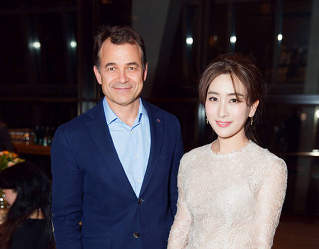 马苏与品牌ceo合影.