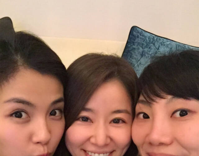 林心如庆40岁生日 闺蜜刘涛献吻