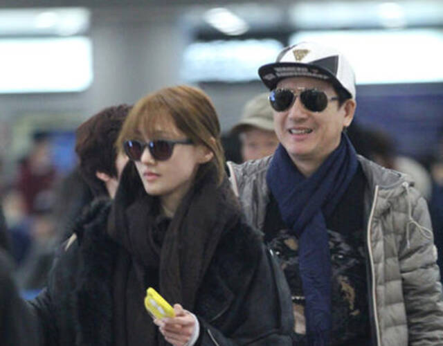 郑爽围巾捂脸显羞涩 帅老爸大方任拍