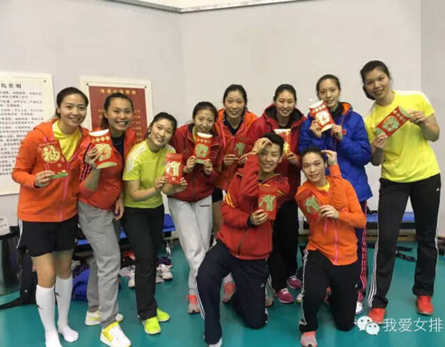 张晓雅和林莉要摆个猴造型迎接本命年(图片来自我爱女排公众号)